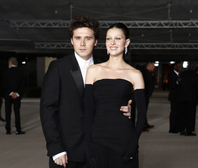 H Nicola Peltz και ο Brooklyn Beckham στο κόκκινο χαλί για το 2ο γκαλά του Μουσείου της Ακαδημίας, στις 15 Οκτωβρίου 2022