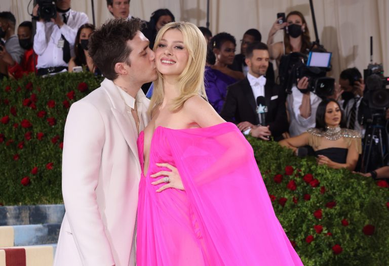 Ο Brooklyn Beckham και η Nicola Peltz στο κόκκινο χαλί του 2022 Met Gala, στις 2 Mαΐου 2022
