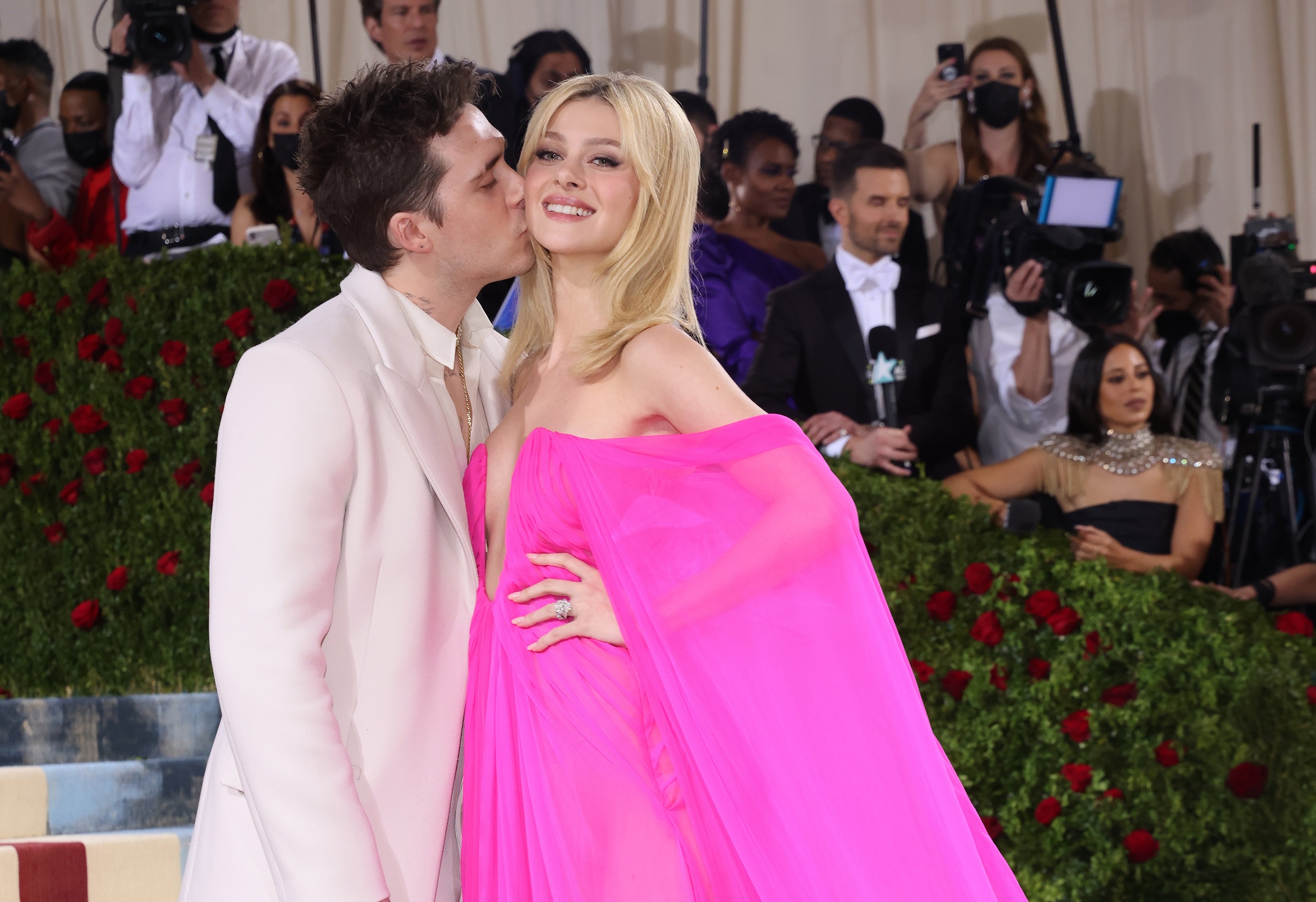 Ο Brooklyn Beckham και η Nicola Peltz στο κόκκινο χαλί του 2022 Met Gala, στις 2 Mαΐου 2022