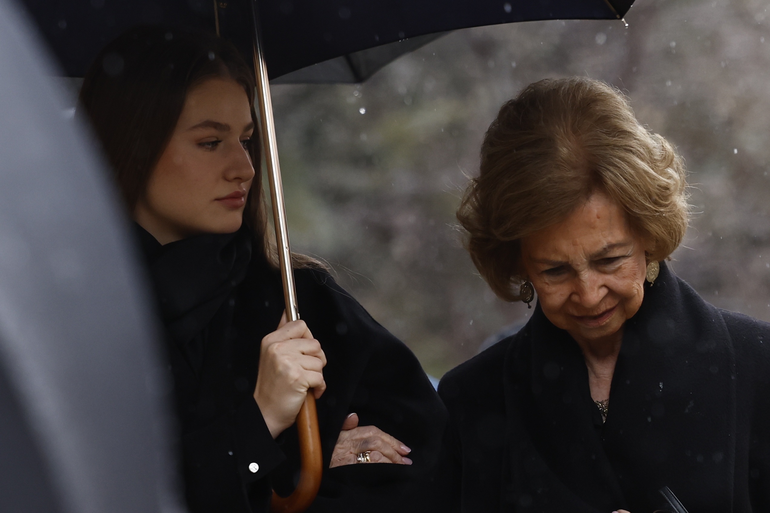 H πριγκίπισσα Leonor και η πριγκίπισσα Sofia συνοδεύουν τη γιαγιά τους, επίτιμη βασίλισσα Sofia στην επιμνημόσυνη δέηση για την αδελφή της, πριγκίπισσα Ειρήνη, στον Ελληνορθόδοξο ναό των Αγίων Ανδρέα και Δημητρίου, 17 Ιανουαρίου 2026