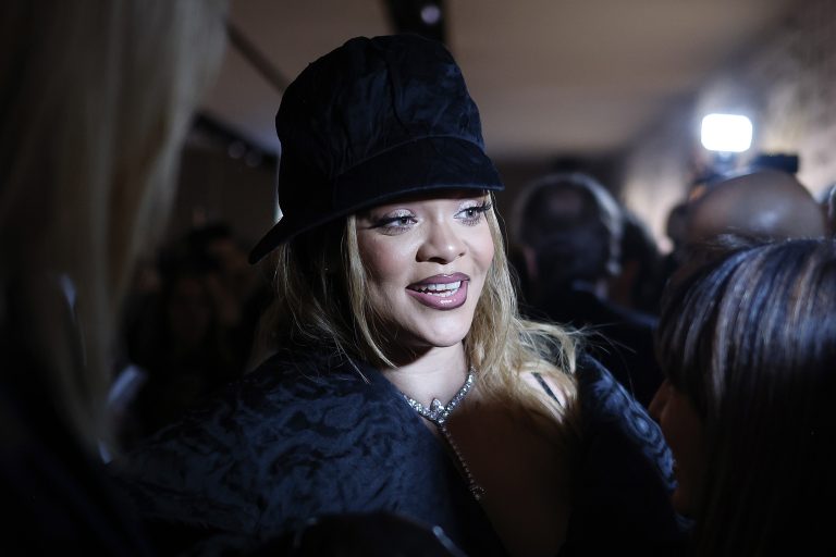 Η Rihanna στην παρουσίαση της κολεξιόν Άνοιξη/Καλοκαίρι 2024 Haute Couture του Dior στο πλαίσιο της Εβδομάδας Μόδας στο Παρίσι, 22 Ιανουαρίου 2024