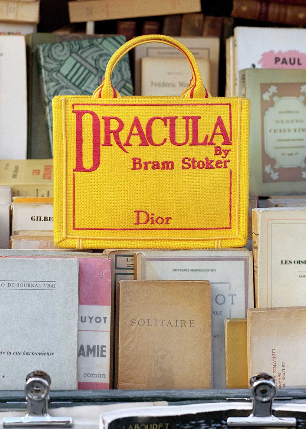 Τσάντα Dior Tote με εξώφυλλα βιβλίων