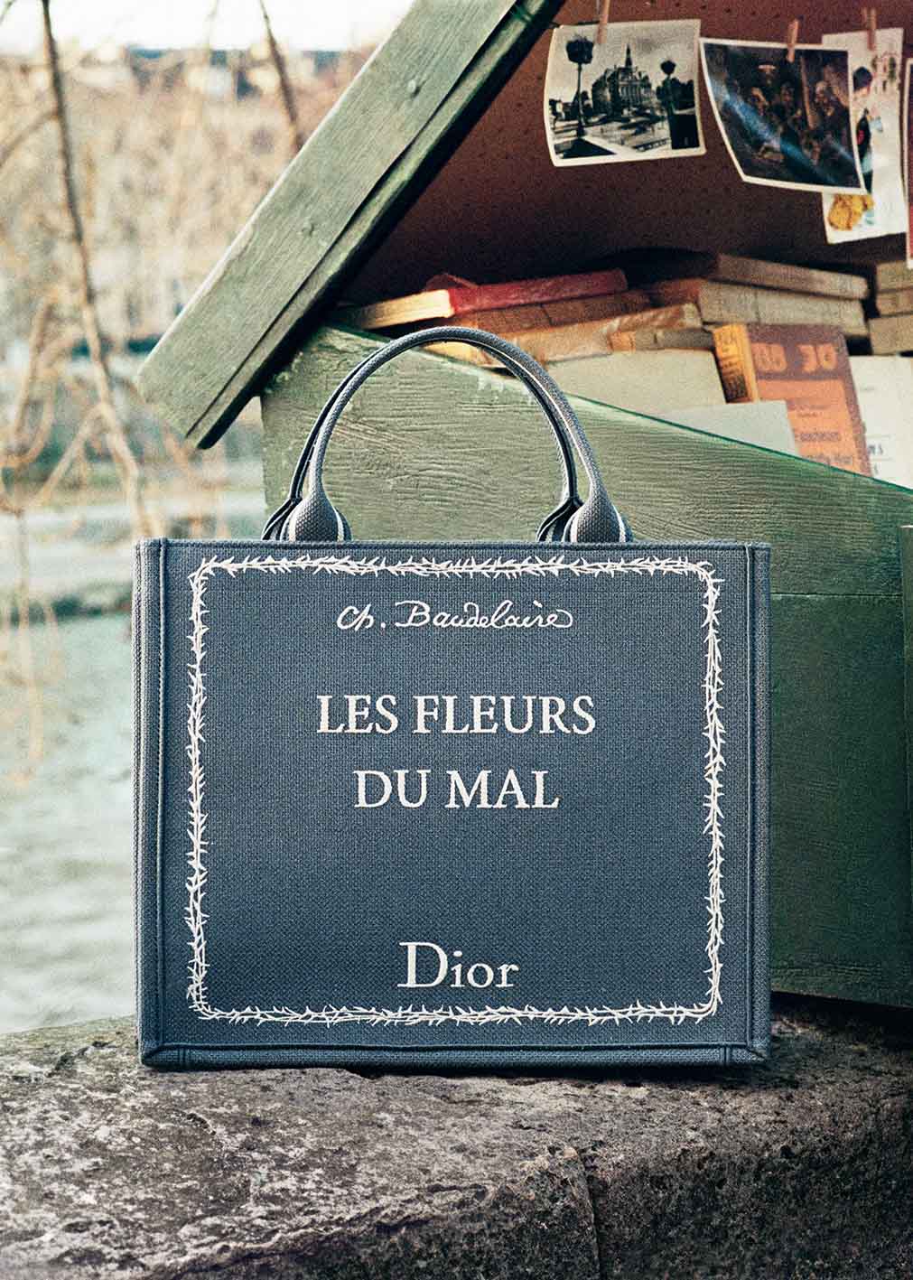 Τσάντα Dior Tote με εξώφυλλα βιβλίων