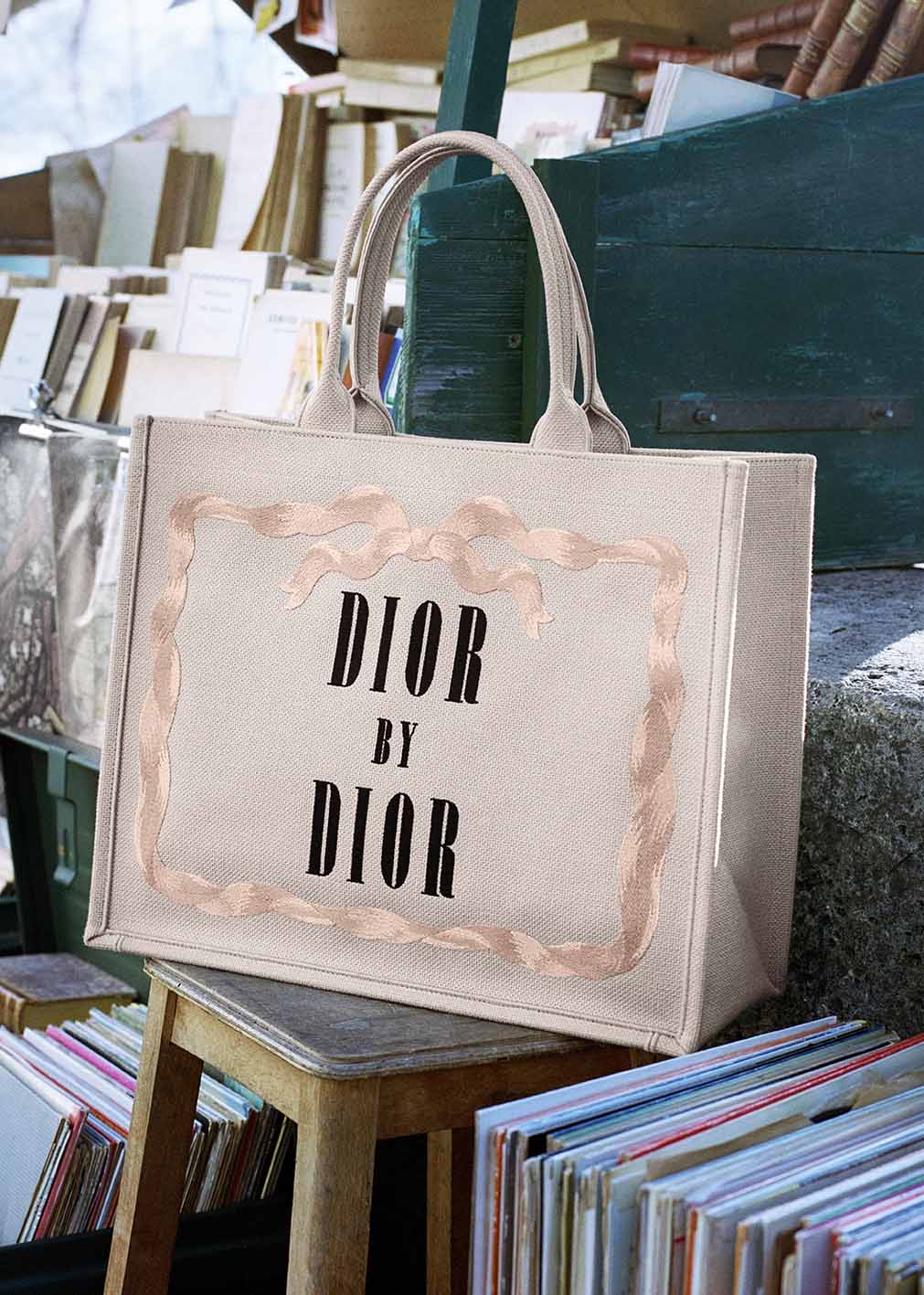 Τσάντα Dior Tote με εξώφυλλα βιβλίων