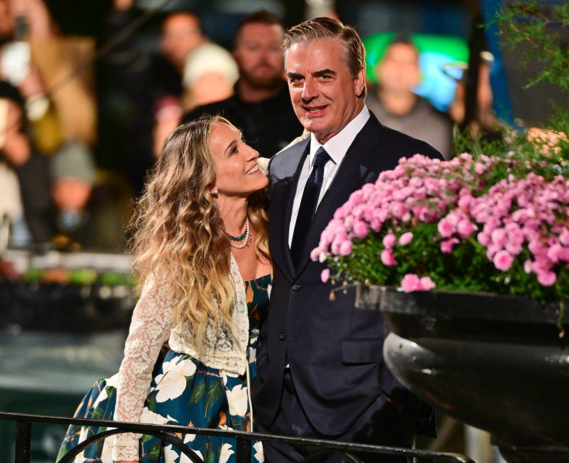 H Sarah Jessica Parker και η Chris Noth στα γυρίσματα του "And Just Like That..." της συνέχειας του "Sex and the City" στο Madison Square Park στις 7 Νοεμβρίου 2021 στη Νέα Υόρκη. 