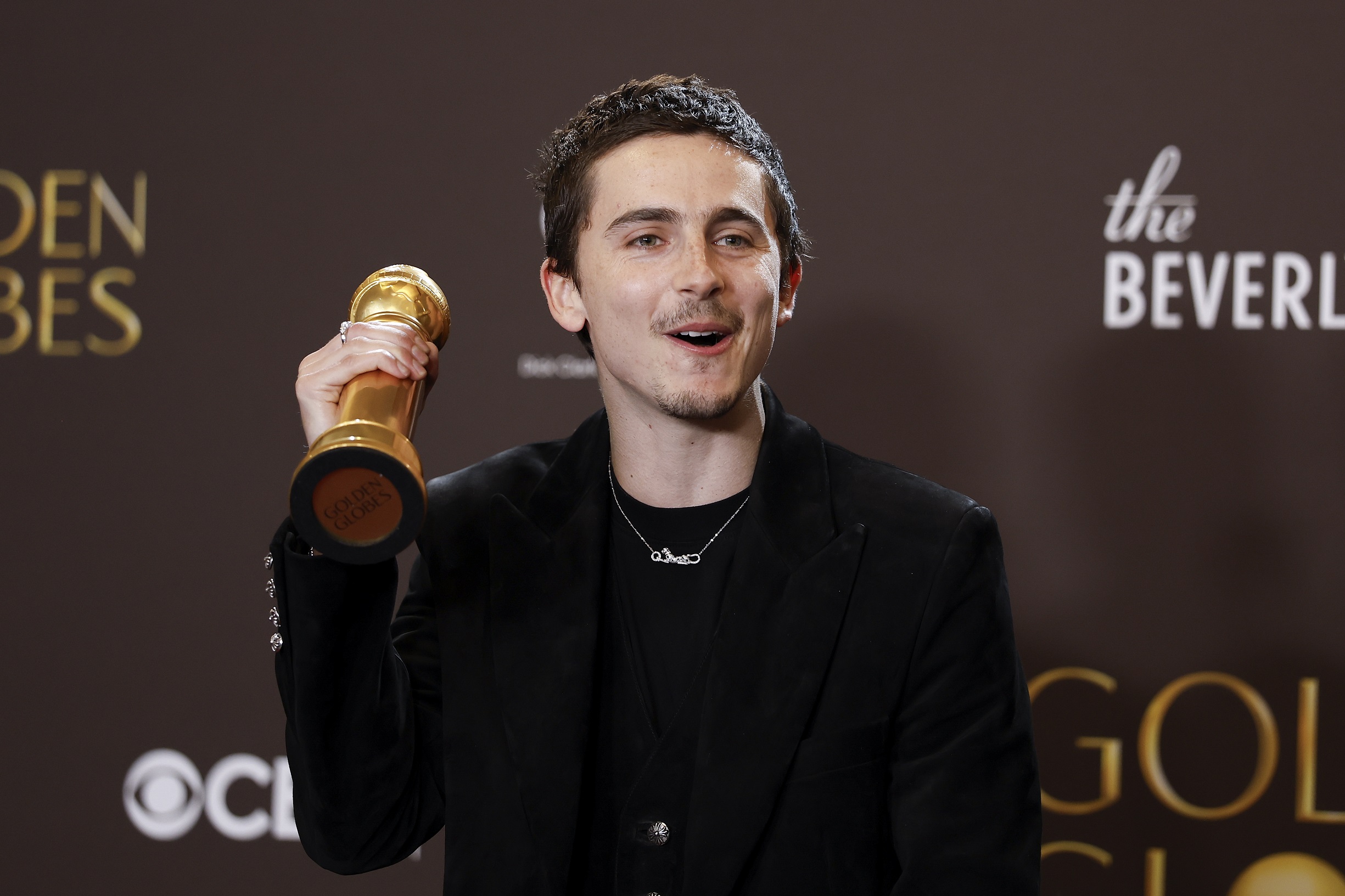 Ο Timothee Chalamet ποζάρει με τη Χρυσή Σφαίρα του για τον ρόλο στο "Marty Supreme", στη διάρκεια της 83ης τελετής απονομής στο Beverly Hilton Hotel, 11 Ιανουαρίου 2026