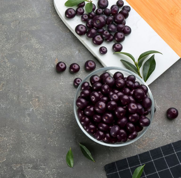 Kαρποί Acai Berry, πλούσια σε αντιοξειδωτικά και φυτικές στερόλες.