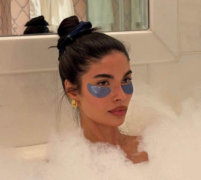 H Aisha Potter στην μπανιέρα με eye patches