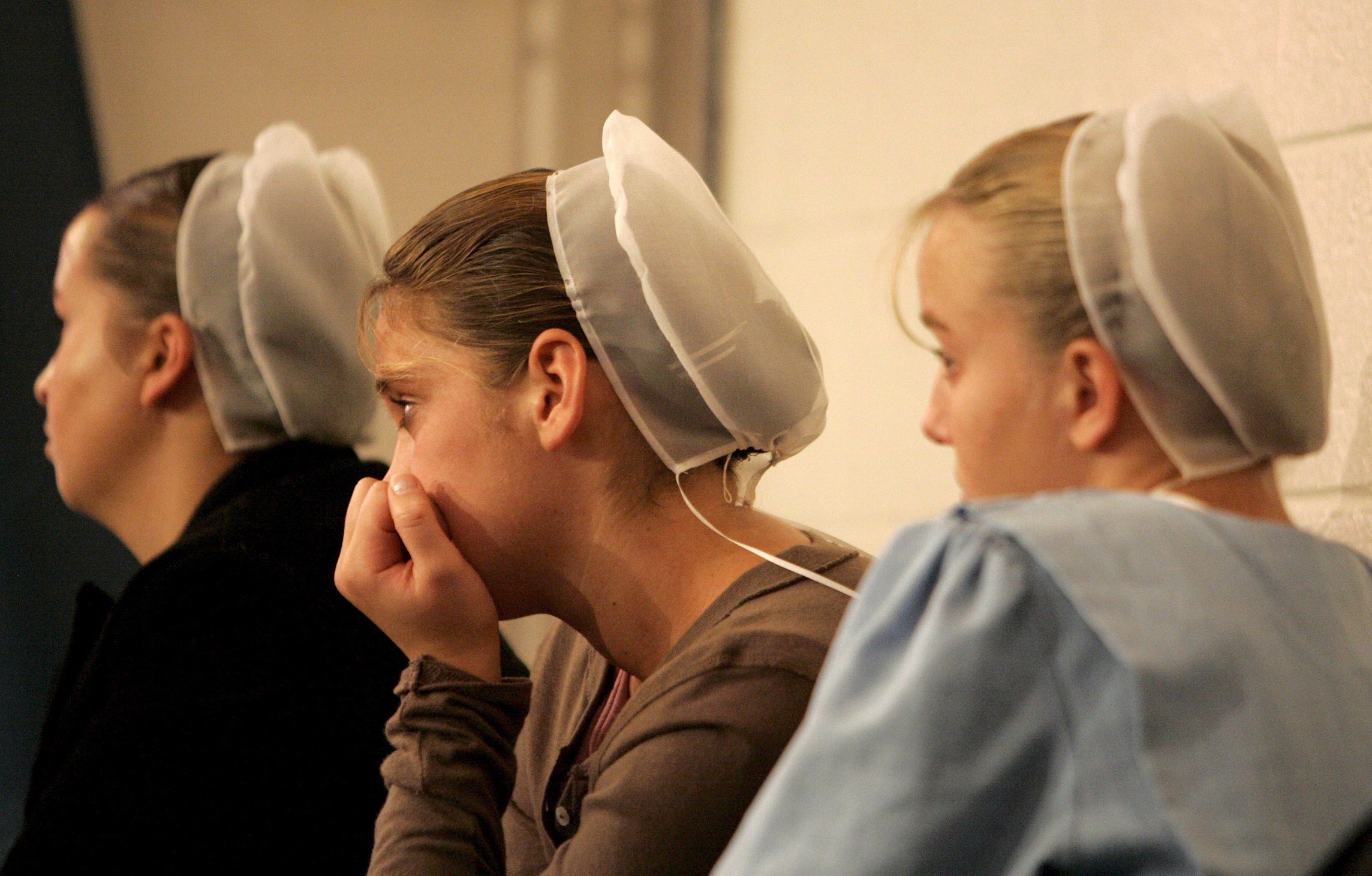 Φωτογραφία με ημερομηνία 3 Οκτωβρίου 2006 από κοπέλες των Άμις σε αγρυπνία στο Worship Center του Λάνκαστερ της Πενσιλβάνια, 2 Οκτωβρίου 2006