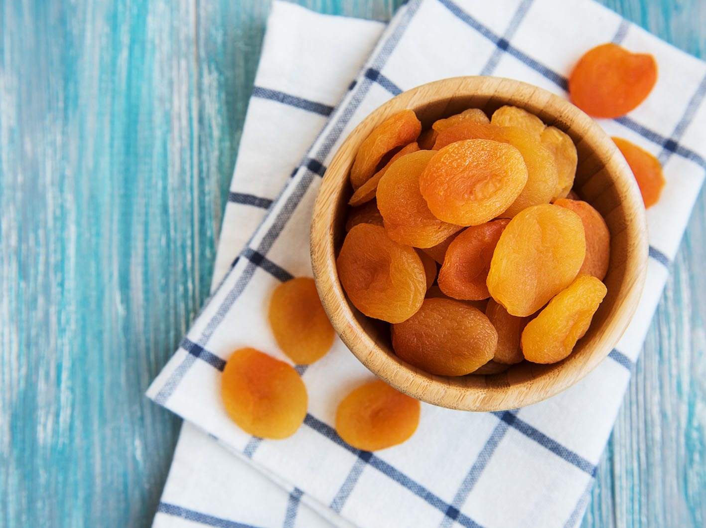 Ξηρά βερίκοκα σε τραπέζι