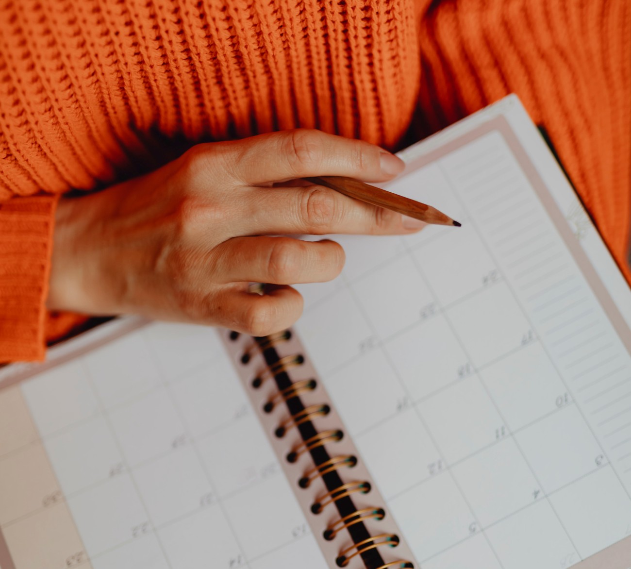 Γυναίκα σημειώνει σε ημερολόγιο