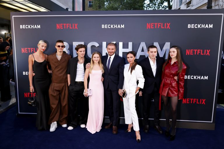 H οικογένεια των Beckham, η σύντροφος του Romeo Beckham, Mia Regan, και η σύζυγος του Brooklyn, Nicola Peltz Beckham στην πρεμιέρα του "Beckham" στο Curzon Mayfair στις 3 Οκτωβρίου 2023