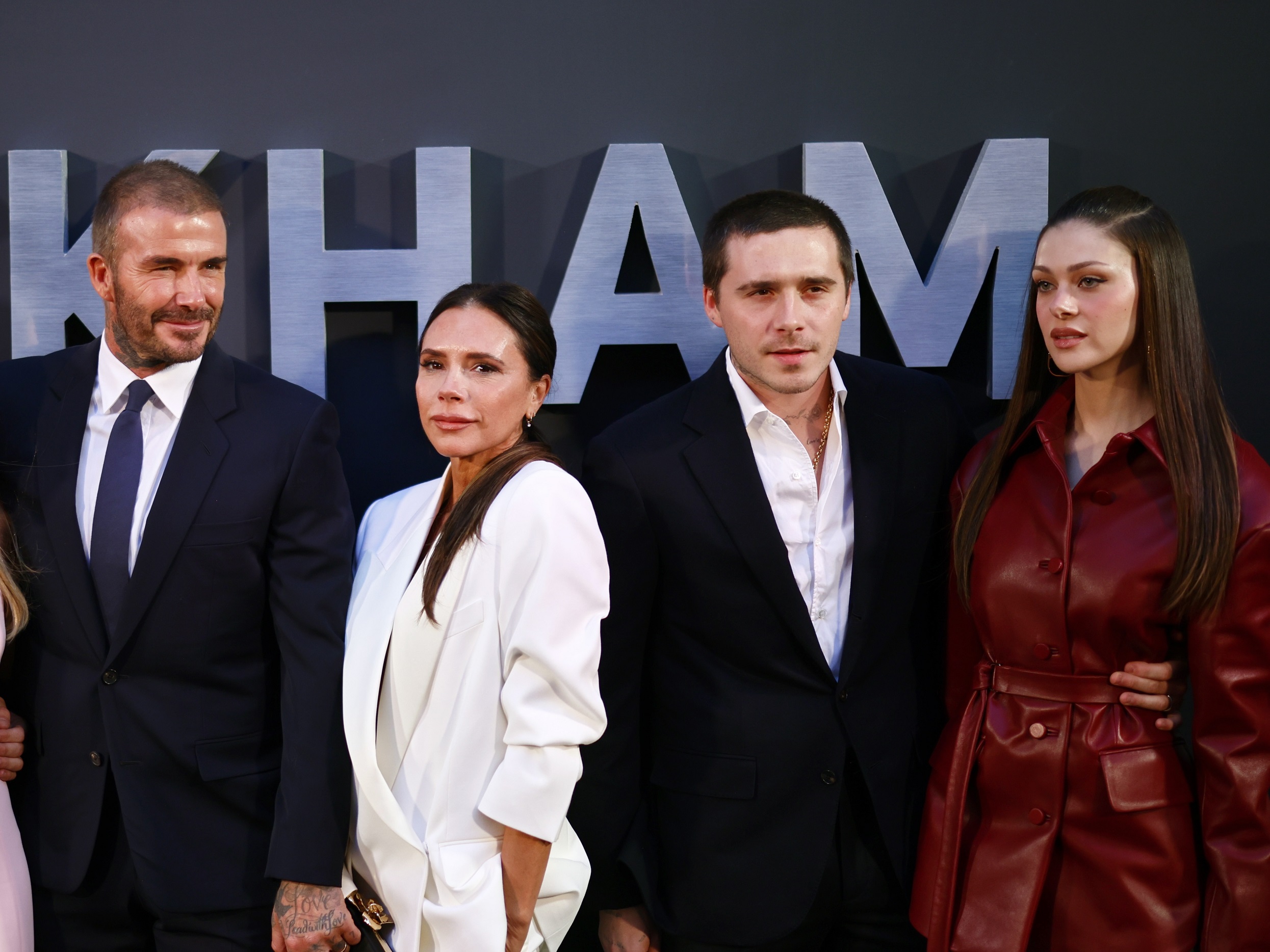 O David Beckham και η Victoria Beckham, με τον γιο τους Brooklyn Peltz Beckham και τη νύφη τους, Nicola Peltz Beckham στην πρεμιέρα του "Beckham" στο Curzon Mayfair στο Λονδίνο, 3 Οκτωβρίου 2023