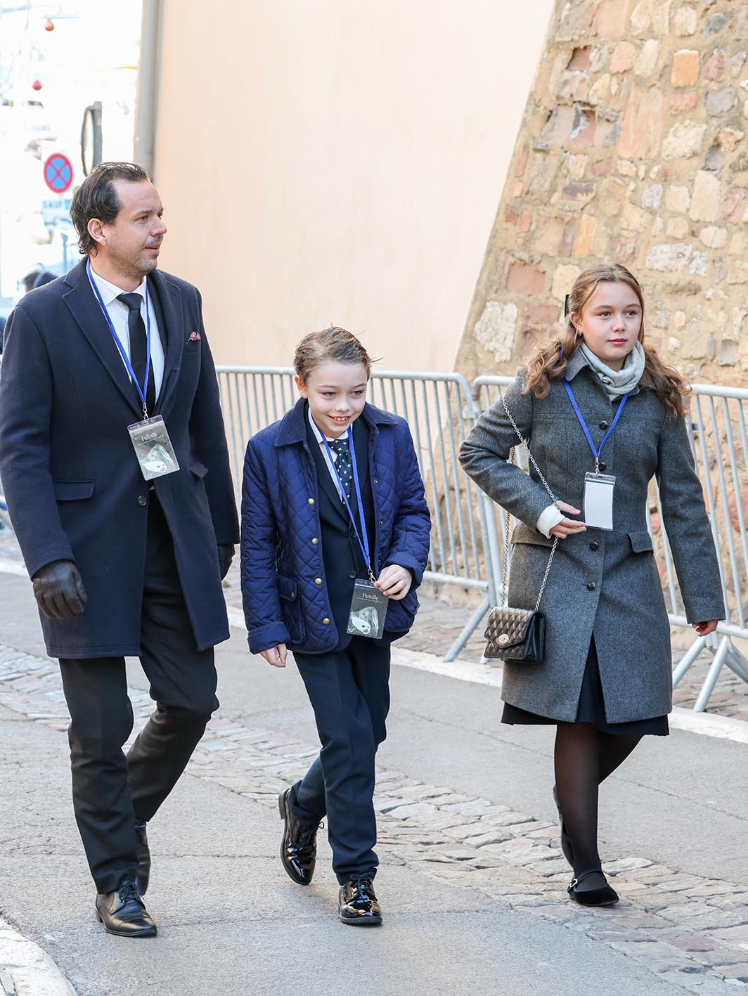 Tα δισέγγονα της Μπριζίτ Μπαρντό φτάνουν στην κηδεία της, στις 7 Ιανουαρίου 2026 στο Σεν Τροπέ. 