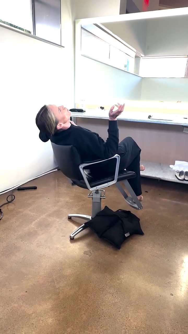 H Charlize Theron κάνει ακροβατικά σε καρέκλα