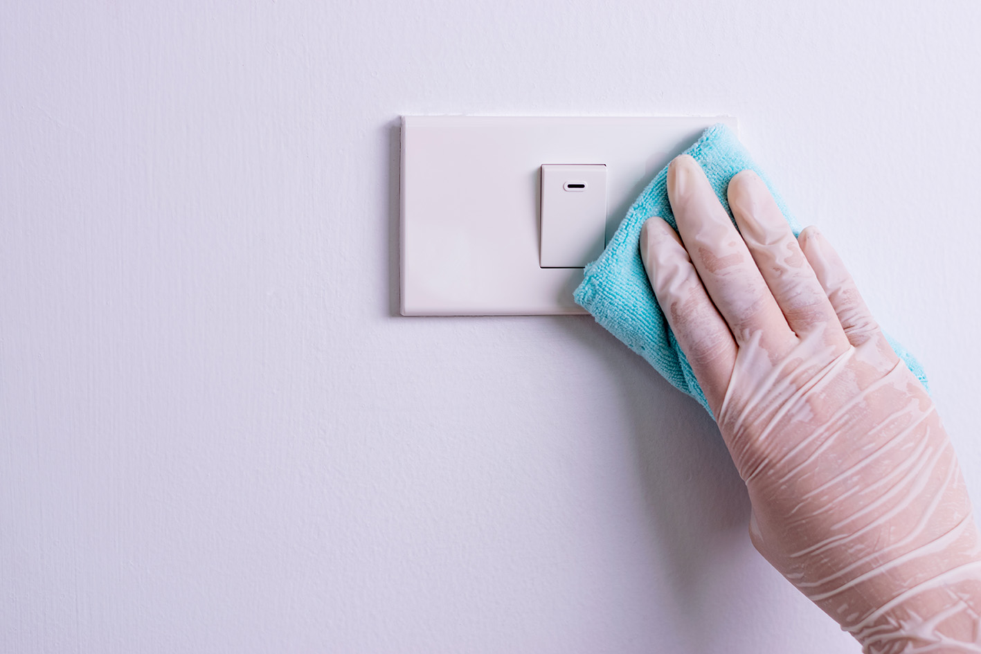 Καθαρίζοντας τους διακόπτες στο σπίτι