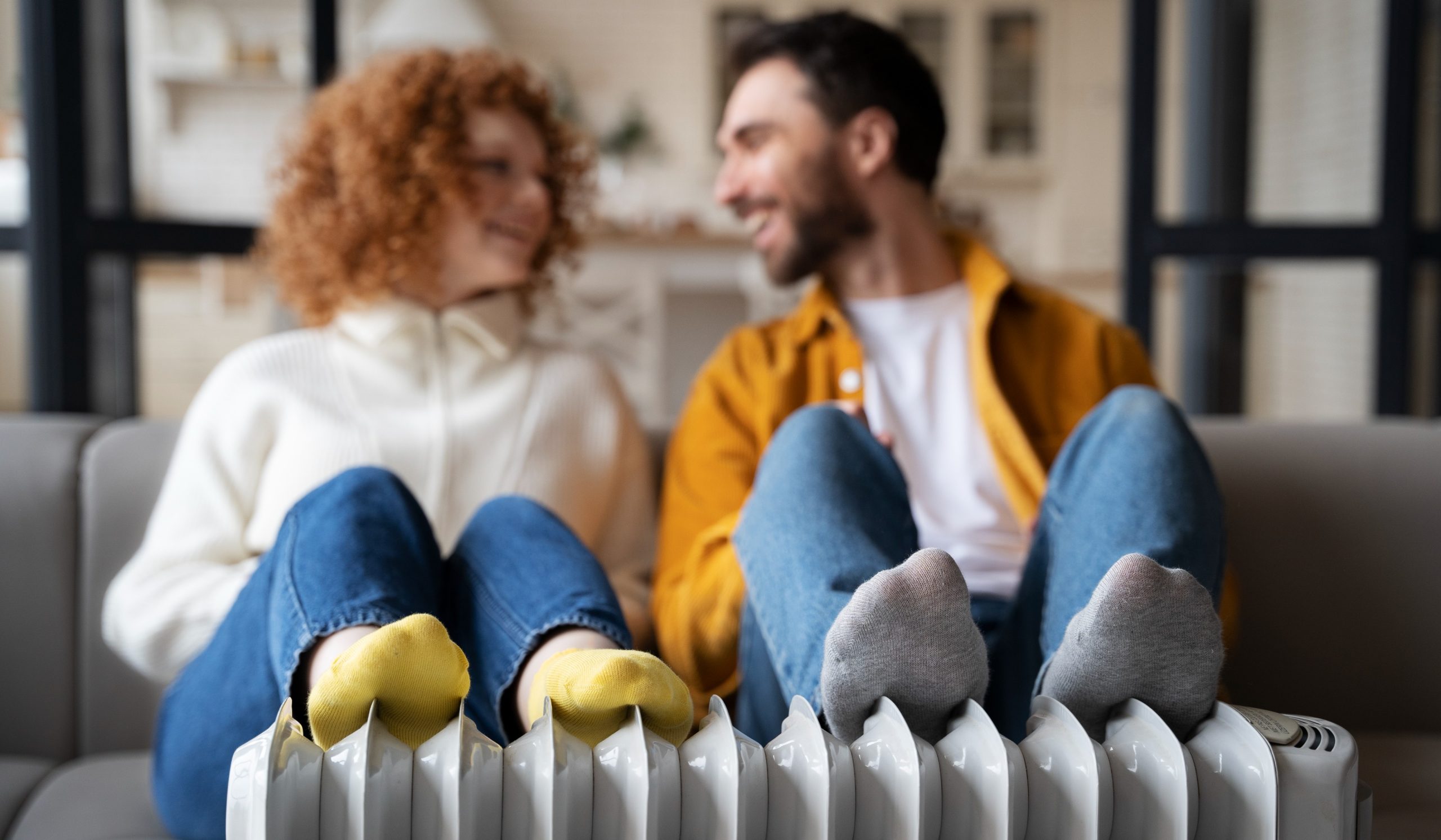 Ζευγάρι ζεσταίνει τα πόδια του πάνω στο καλοριφέρ Προσοχή μόνο τα πόδια σας. Δεν πρέπει να στεγνώνετε τα βρεγμένα παπούτσια σας στο καλοριφέρ.