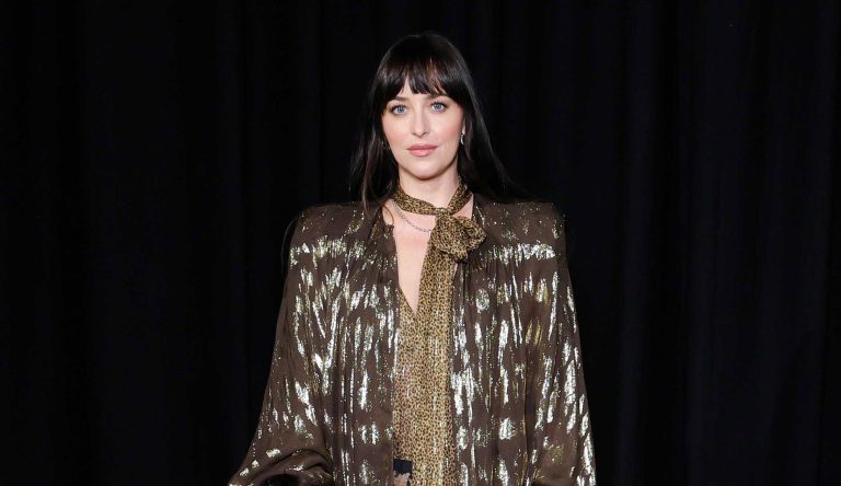 H Dakota Johnson στην επίδειξη μόδας Valentino Haute Couture Week Άνοιξη/Καλοκαίρι 2026 στο πλαίσιο της Εβδομάδας Μόδας στο Παρίσι, στις 28 Ιανουαρίου 2026.