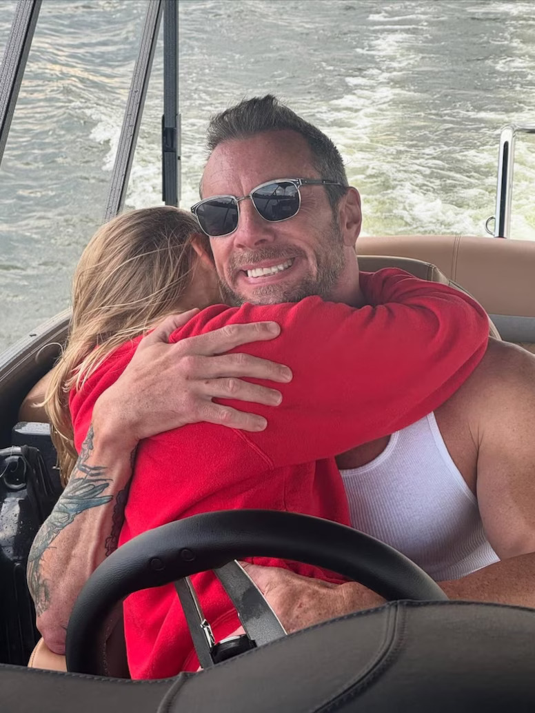 Ο Dax Shepard αγκαλιάζει την κόρη του μέσα σε βάρκα