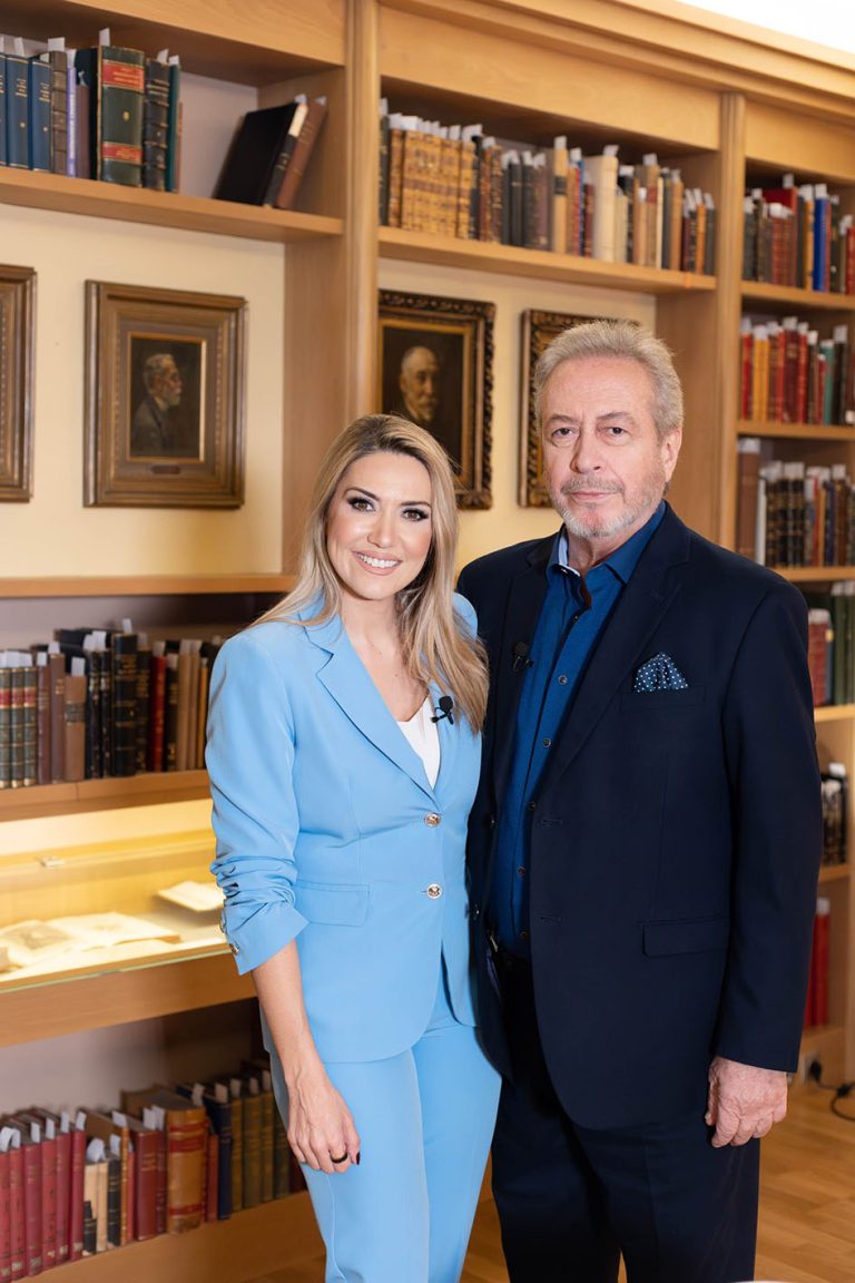 H Έλενα Παπαβασιλείου υποδέχεται τον Γρηγόρη Βαλτινό στο πλατό της εκπομπής της.