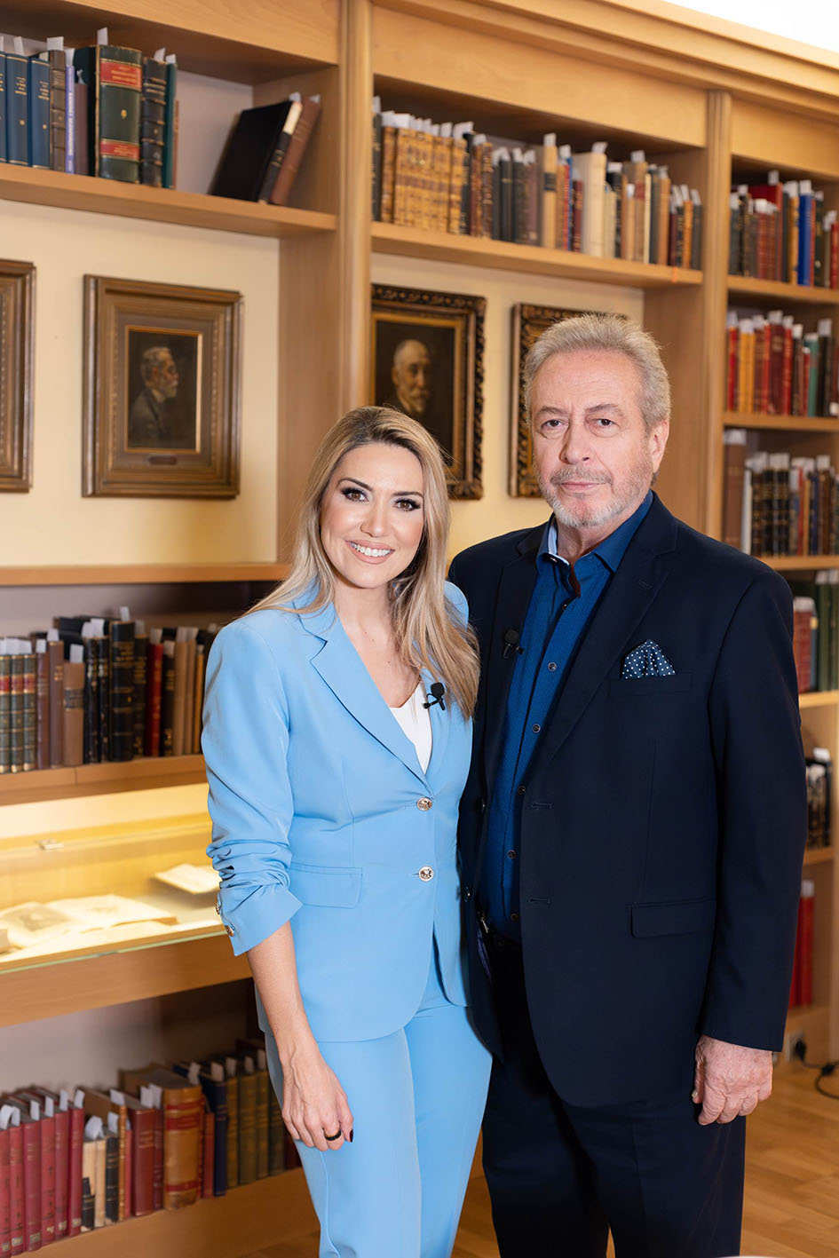 H Έλενα Παπαβασιλείου υποδέχεται τον Γρηγόρη Βαλτινό στο πλατό της εκπομπής της.