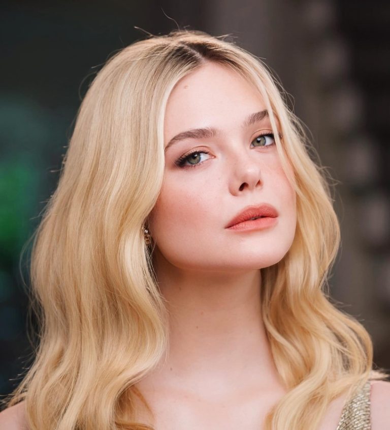 H Elle Fanning χτένισμα και μακιγιάζ στα Critics Choice Awards