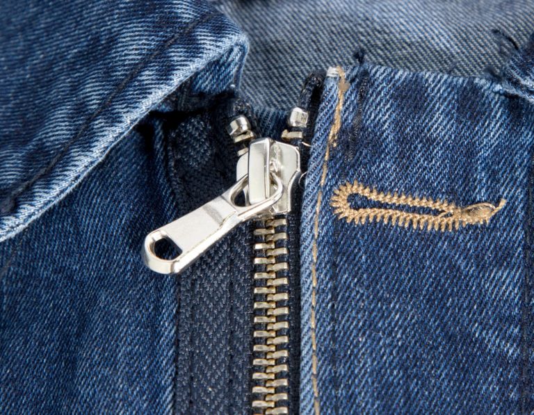 Φερμουάρ σε τζιν τζάκετ