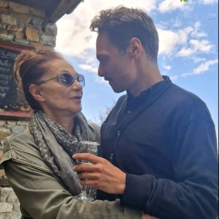 Η Φιλαρέτη Κομνηνού με τον γιο της, Γιώργο Παπαγεωργίου