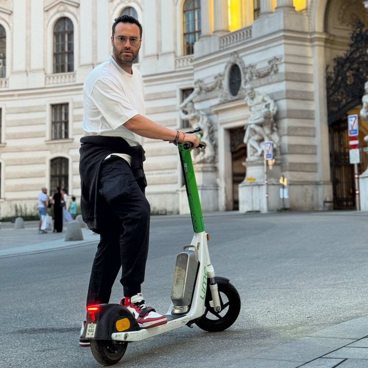 Κώστας φραγκολιάς με ηλεκτρικό πατίνι