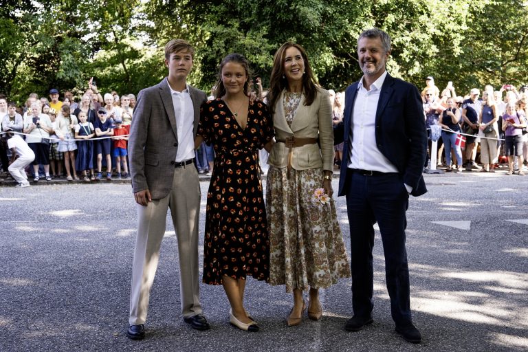 Ο βασιλιάς Frederik και η βασίλισσα Mary με τα δίδυμα παιδιά τους, πριγκίπισσα Isabella και πρίγκιπα Vincent στο Graasten, 28 Ιουλίου 2025