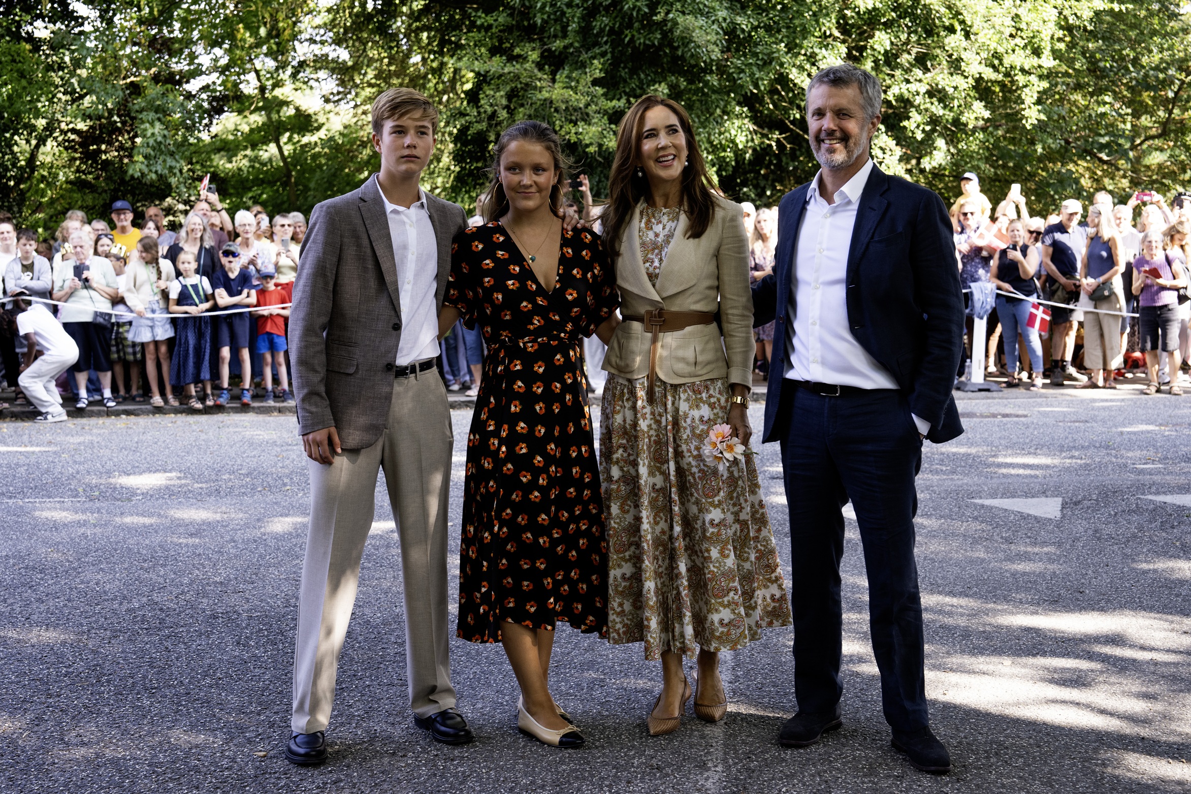 Ο βασιλιάς Frederik και η βασίλισσα Mary με τα δίδυμα παιδιά τους, πριγκίπισσα Isabella και πρίγκιπα Vincent στο Graasten, 28 Ιουλίου 2025