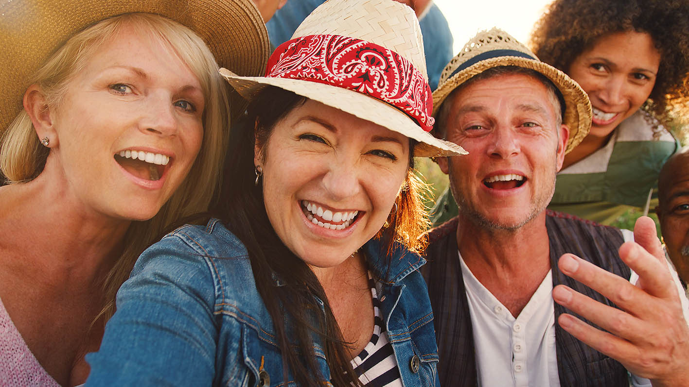 Φίλοι χαρούμενοι ετοιμάζονται για σέλφι