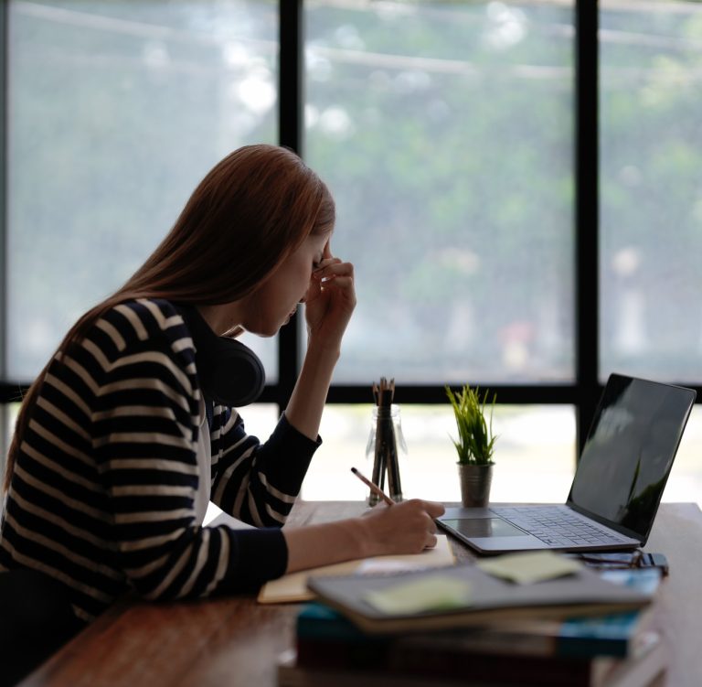 Γυναίκα σκεπτική στο γραφείο