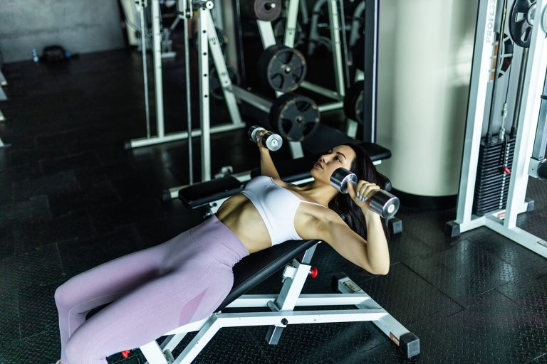 Γυναίκα κάνει προπόνηση δύναμης που βοηθά το σώμα να νικά τους πόνους μετά τα 40