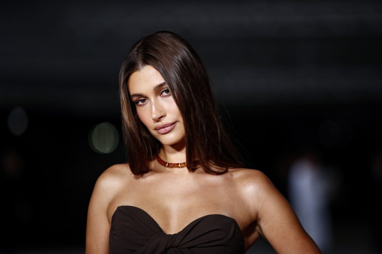 Η Hailey Bieber στο κόκκινο χαλί πριν από το 2ο Γκαλά του Μουσείου της Ακαδημίας στο Λος Άντζελες, 15 Οκτωβρίου 2022