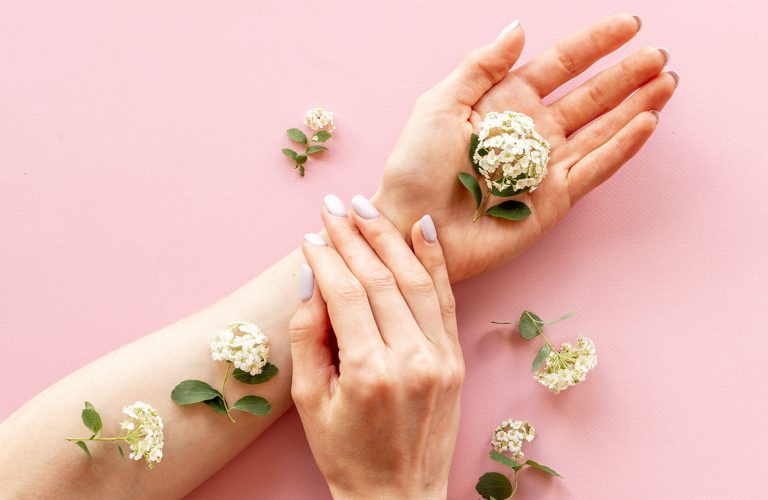 Χέρια δάχτυλα και λουλούδια