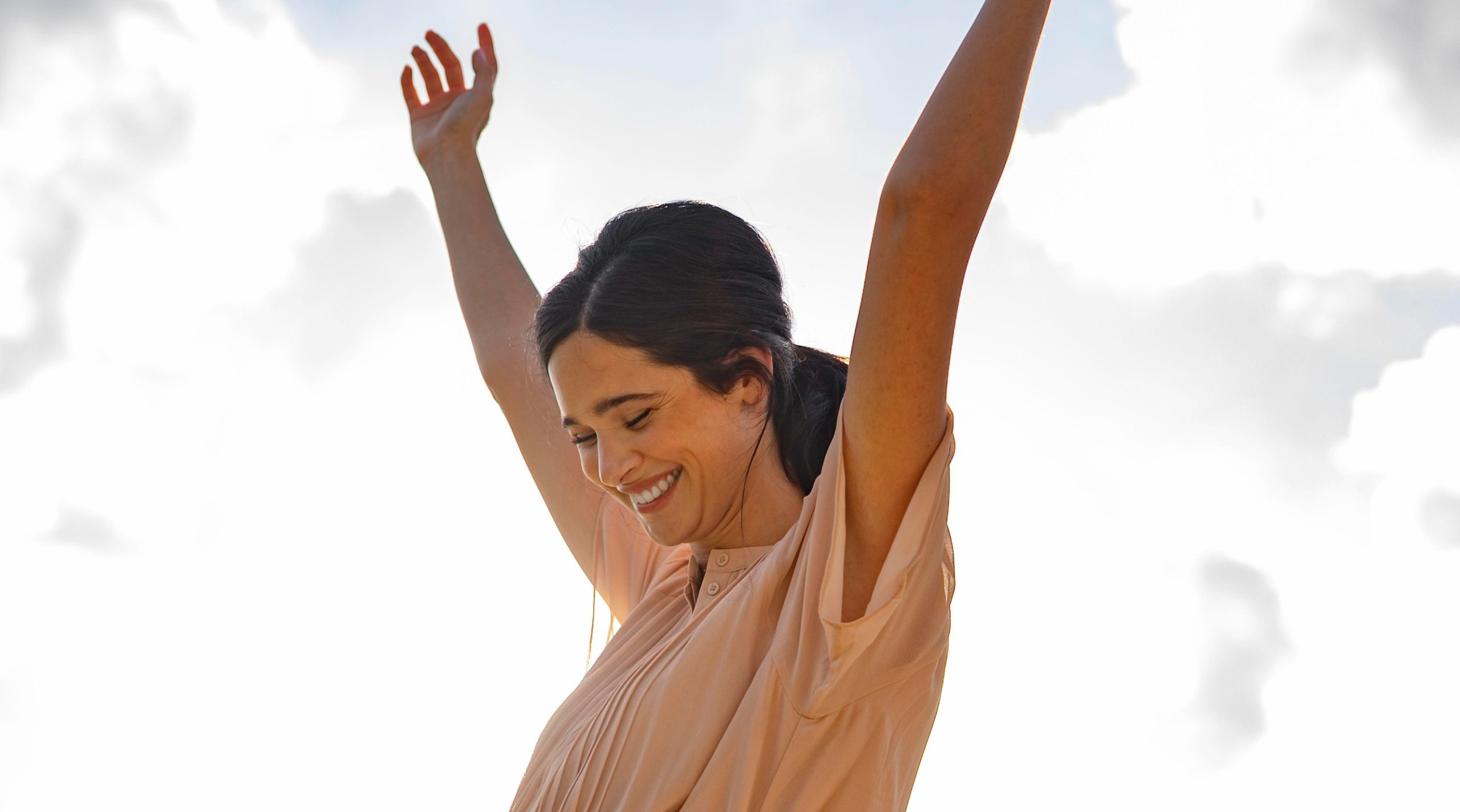 Xαρούμενη γυναίκα με τα χέρια της ψηλά