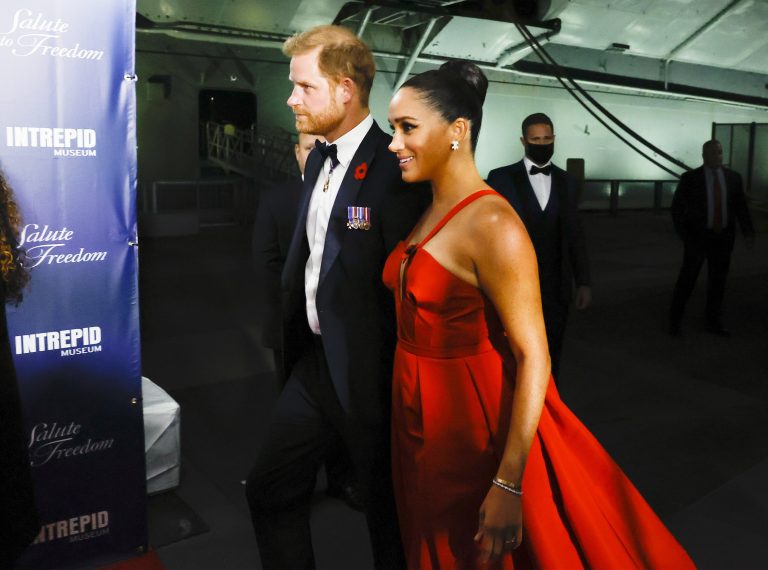 Ο πρίγκιπας Harry και η Meghan Markle στο γκαλά του Intrepid Museum "Salute to Freedom" στο Intrepid Sea, Air & Space Museum της Νέας Υόρκης, 10 Νοεμβρίου 2021