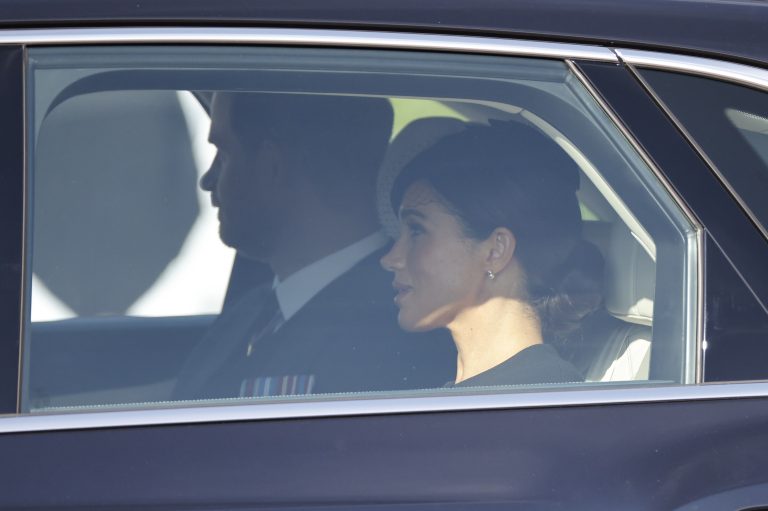 O πρίγκιπας Harry και η Meghan Markle επιστρέφουν στα Ανάκτορα του Μπάκιγχαμ μετά τη νεκρώσιμη πομπή για τη βασίλισσα Ελισάβετ στο Westminster Hall του Λονδίνου, 14 Σεπτεμβρίου 2022