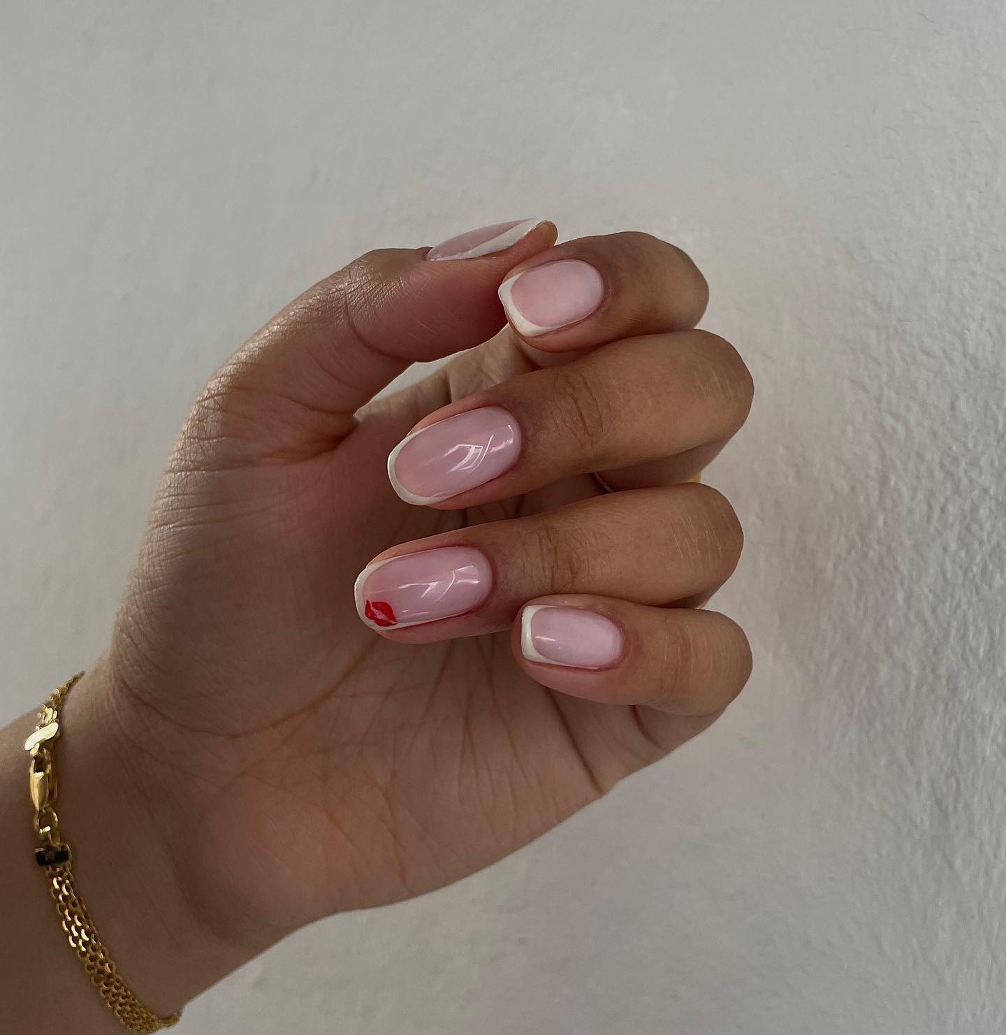 Squoval γαλλικό μανικιούρ