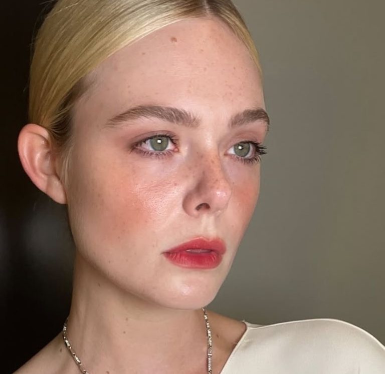 Elle Fanning με άψογο jawline