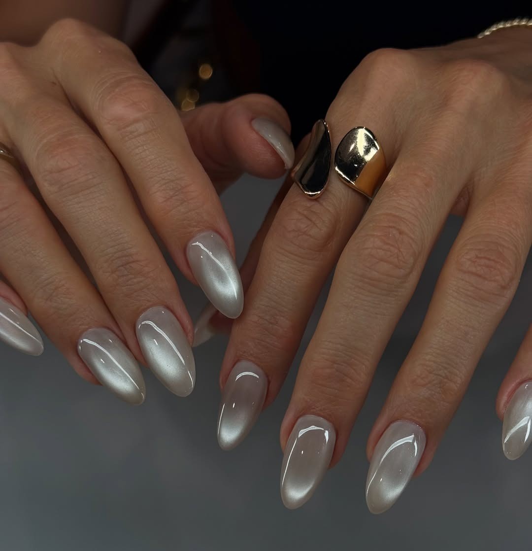 Ασημί cat eye μανικιούρ