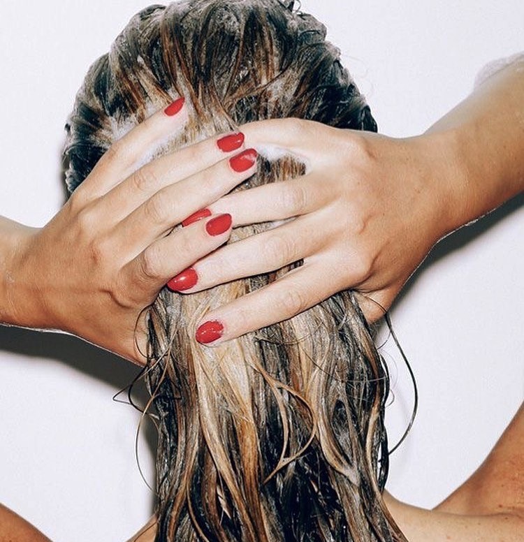 Λούσιμο μαλλιών με σαμπουάν