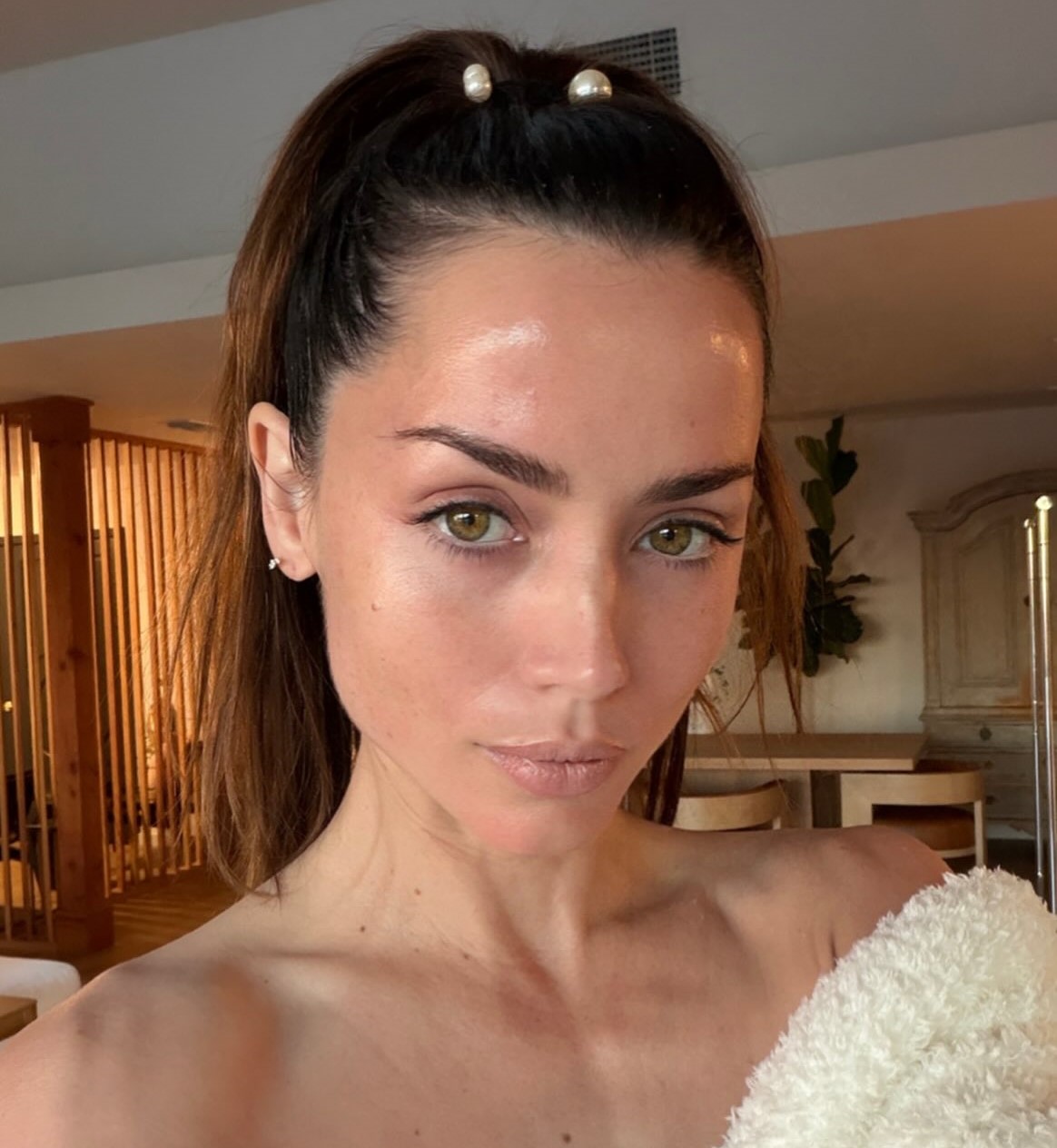 H Ana De Armas μετά από θεραπεία προσώπου