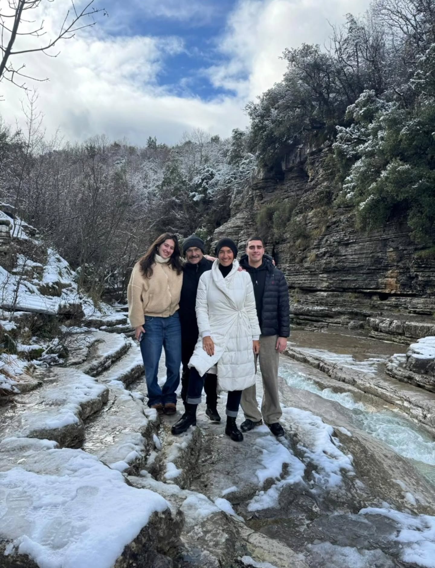 Η Νόνη Δούνια με την οικογένειά της στα χιόνια