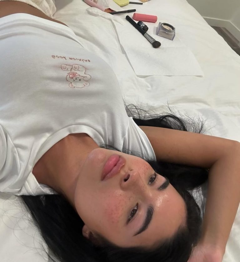 Aisha Potter ξαπλωμένη