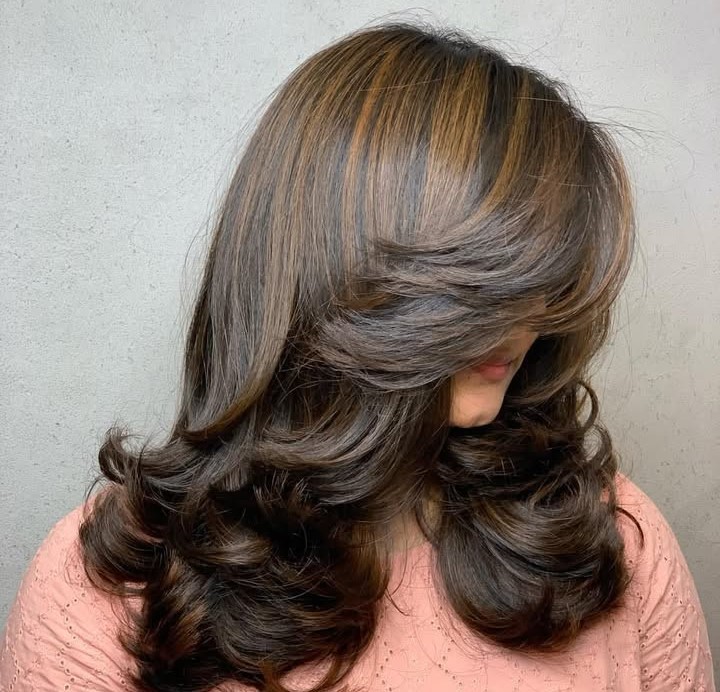 Kαστανά μαλλιά blowout χτένισμα με πιστολάκι