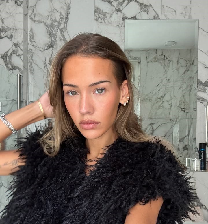 Influencer με λαμπερή όμορφη επιδερμίδα