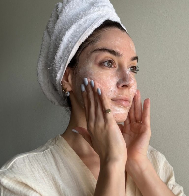 Κοπέλα κάνει skincare προσώπου