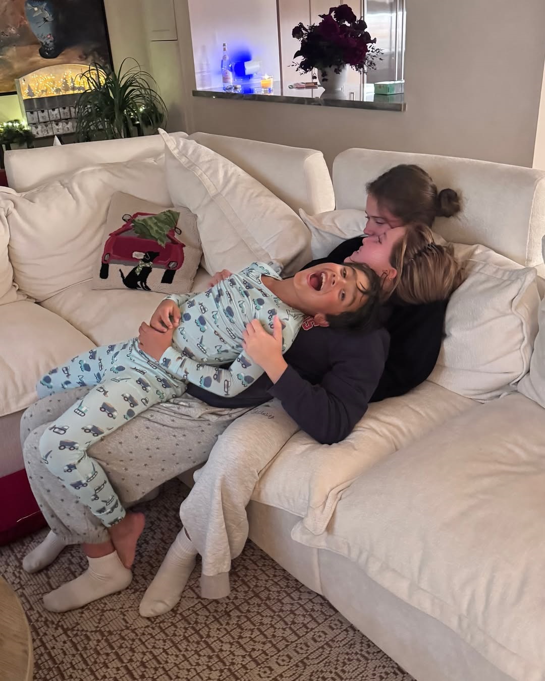 Oι δύο κόρες της Jessica Alba και ο γιος της Hayes